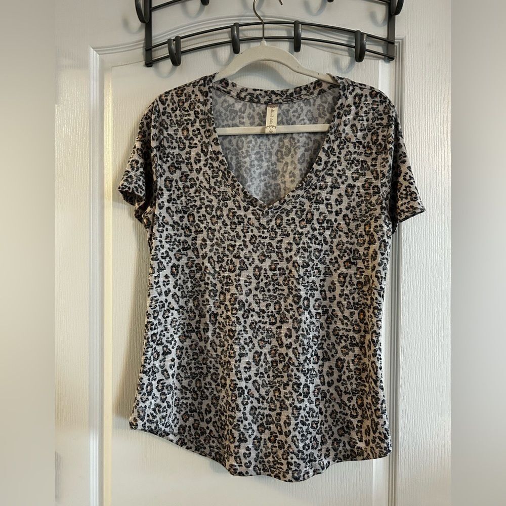 Altar’d State Leopard‎ Top Women’s Large EUC short sleeve